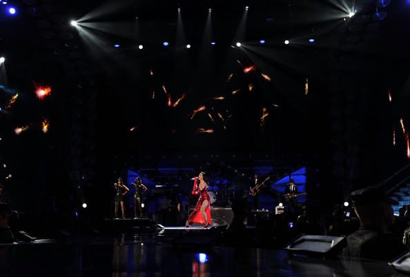 Katy+Perry+USO+Presents+VH1+Divas+Salute+Troops+rW4TDIaAigVl