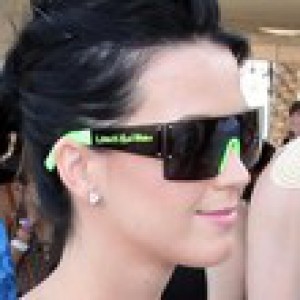 katy-perry-shield-sunglasses-2ump6ruaf6bc.jpg